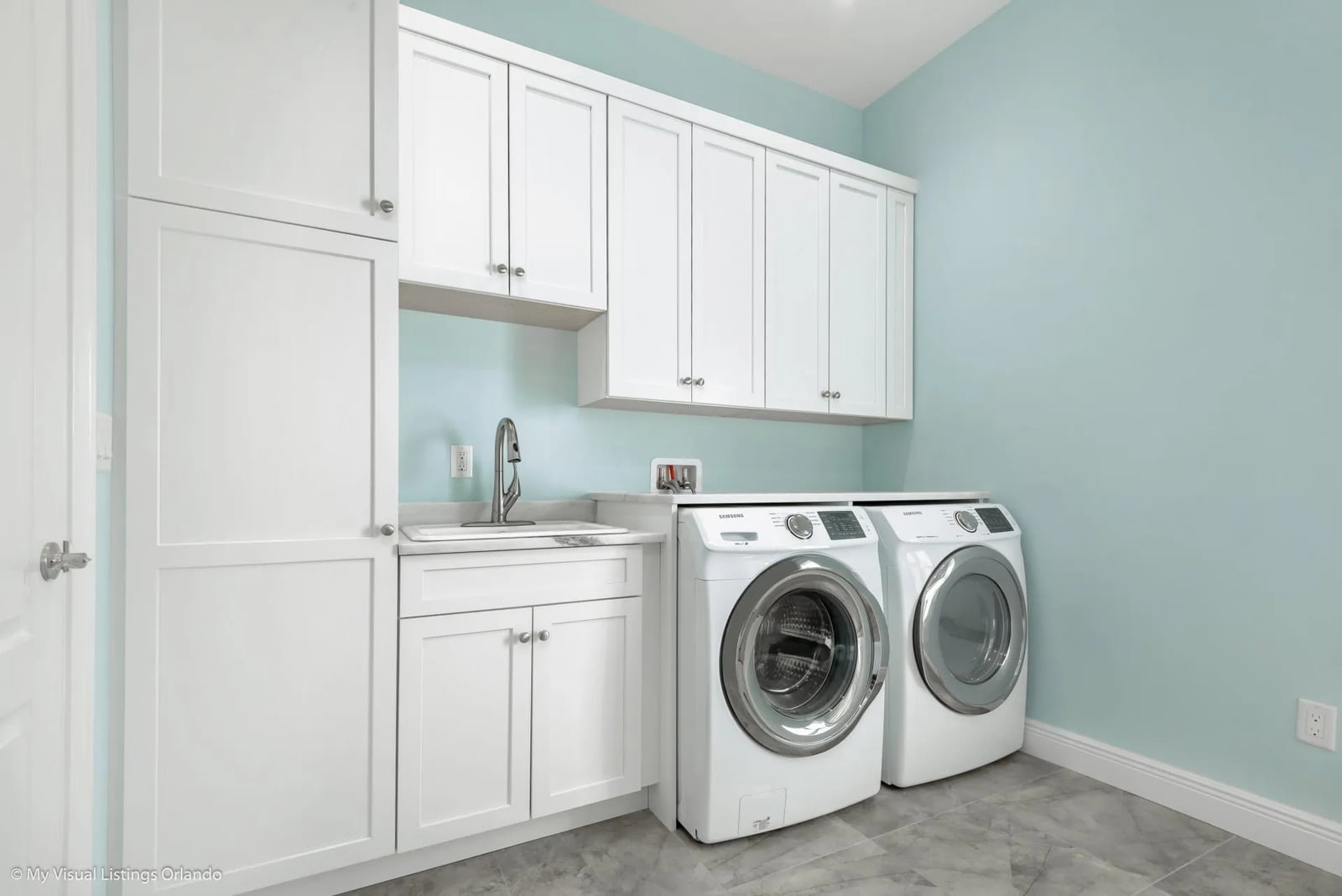 Beach house laundry room
